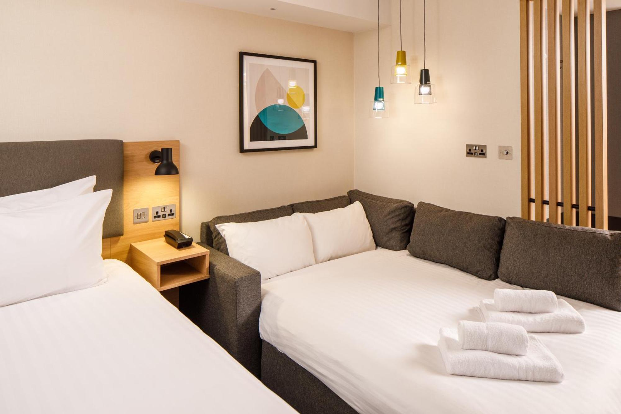 Holiday Inn Manchester Airport T2 By Ihg Hale  Exterior photo